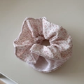 Détail du motif floral rose et de la texture plissée douce sur le chouchou en coton - Chouchou Floral / Style Cintré Rose (FJ892934)