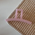 Dettaglio di un grande fermaglio per capelli rosa con finitura lucida e molla dorata - Rosa Glitter Jelly - Barra Sottile