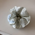 Detail van bloemen scrunchie met blauwe patronen en lichtblauwe textuur stof - Bloemen Scrunchie / Blauwe Getailleerde Stijl (FJ892934)