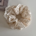 Primer plano detallado de coletero de encaje blanco crema con bordado floral y ondas - Encaje Crema - Capas