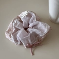 Detail van bloemen scrunchie met witte kanten rand, roze strik en kwaliteitslabel - Bloemen Patchwork Scrunchie / Roze Dubbelzijdige Stijl (FJ892934)