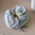 Détail d'un chouchou floral avec tissu texturé bleu clair, dentelle et petit nœud bleu - Chouchou Patchwork Floral / Style Double Face Bleu (FJ892934)