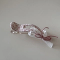 Detail van bloemen haarklem met roze katoenen stof en witte kanten randafwerking - Bloemen Stof Haarklem / Roze Haarklem (FJ892934)
