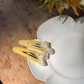 Dettaglio di fermagli BB in acrilico giallo con fiocchi di perle fatti a mano su un piatto - Fermaglio a Scatto Rosa Gialla Fiocco Perla