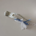 Détail du chouchou floral avec nœud bleu et dentelle blanche pour la coiffure - Barrette en Tissu Floral / Pince à Cheveux Bleue (FJ892934)