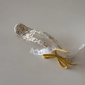Detail van gele bloemen haarclip met witte kanten rand en geweven strik op wit - Bloemen Stof Haarklem / Gele Haarklem (FJ892934)