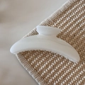 Dettaglio elegante molletta per capelli bianco crema a forma di mezzaluna su paglia - Bianco Glitter Gelatina - Forma a Ventaglio