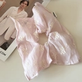 Détail du chouchou en mousseline rose avec broderie de nœuds et fleurs blanches - Rose (Avec Nœud)