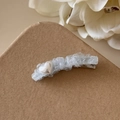 Détail d'une barrette en dentelle bleu clair avec un cœur en perle blanche et clip argenté - Ligne Courbe (Bleu)