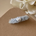 Détail d'une pince à cheveux en dentelle bleu clair avec cœur perlé sur papier kraft - Ovale (Bleu)