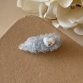 Détail d'une pince à cheveux en dentelle bleu clair avec une perle en forme de cœur - Goutte D'eau (Bleu)