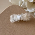 Détail d'une pince à cheveux en dentelle blanche avec cœur perlé sur papier - Nœud (Beige)