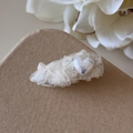 Détail d'une pince à cheveux cœur en perles avec dentelle blanche élégante et voile - Goutte D'eau (Beige)