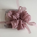Detalle de un coletero grande de organza rosa púrpura con tela de malla suave plisada - Rosa