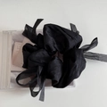 Primer plano detallado de un coletero de seda negra con borlas largas de cinta suave - Negro