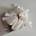Detalle de coletero de organza blanca con pliegues sobre un fondo minimalista - Blanco