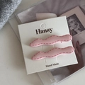 Detalle de pinzas para el cabello onduladas rosa mate con costuras en tarjeta blanca - Rosa
