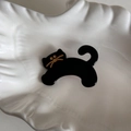 Primer plano de la pinza para el pelo de gato negro con detalles dorados en relieve - Clip de Acetato Gato Negro