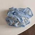 Dettaglio dell'elastico per capelli azzurro con ricami in pizzo bianco e trama in tessuto - Elastico in Garza Plissettata Blu