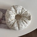 Close-up van crème gebreide scrunchie met bloemenpatroon en opengewerkte textuur details - Blauw Bloemenmotief