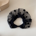 Dettaglio dell'elastico per capelli in rete nera con pois floccati e fascia elastica - Rete a Pois Semplice - Nero