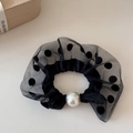 Dettaglio dell'elastico per capelli in mesh a pois neri con perla su sfondo beige - Rete a Pois con Perla - Nero