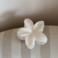 Dettaglio della pinza per capelli a fiore di plumeria crema con trama in marmo acetato - Marmo Bianco-Plumeria