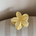 Dettaglio di una pinza per capelli a fiore giallo con trama marmorizzata bianca su tessuto - Marmo Giallo-Plumeria
