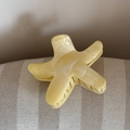 Dettaglio della pinza per capelli a stella marina con trama marmorea giallo crema - Marmo Giallo-Stella Marina