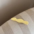 Détail d'une pince à cheveux jaune ondulée à pois bleus sur un tissu en lin - Vague (FJ892289) / Jaune