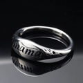 Anillo de acero inoxidable plateado con grabado mama y textura martillada sobre fondo negro - US 6 / Color Acero