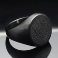 Detailaufnahme eines mattschwarzen Siegelrings aus Edelstahl mit graviertem Hexagramm - US 7 / Schwarz