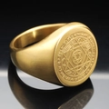 Makroaufnahme von goldfarbenem Siegelring aus Edelstahl mit Hexagramm und Sternzeichen - US 7 / Gold