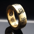 Anello in acciaio al titanio dorato con simboli cinesi Bagua e incisioni Yin Yang - US 7 / Oro