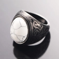 Vista macro detallada del anillo vintage para hombre con piedra howlite y grabados - Talla 7 / Color Negro Turquesa Blanca
