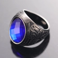 Anillo vintage de acero inoxidable para hombre con piedra azul facetada y relieve grabado - Talla 7 / Negro Zirconia Azul Oscuro