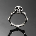 Vue macro d'une bague tête de mort punk vintage avec structure osseuse en argent antique - Taille 6 / Argent antique