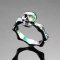 Anello teschio punk retrò in acciaio al titanio arcobaleno con design a forma di ossa - Taglia 6 / Arcobaleno