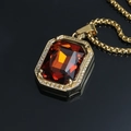Macro del ciondolo con gemma ambra quadrata e zirconi pavé su una catenina dorata - Ciondolo in Gemma Rosso Scuro Oro (Senza Catena)