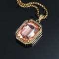 Dettaglio del ciondolo rettangolare rosa con griffe dorate e pavé di cristalli - Solo Ciondolo (Senza Catena) / Oro Arancione