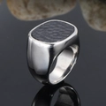 Vue détaillée de la chevalière pour hommes avec texture alvéolée noire martelée - US 7 / Bicolore Noir