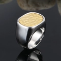 Vue rapprochée d'une bague chevalière avec plateau rectangulaire doré martelé poli - US 7 / Or & Argent