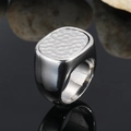 Chevalière pour hommes en acier titane avec texture martelée et finition argent poli - US 7 / Couleur Acier