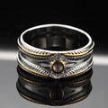 Anello vintage in acciaio inossidabile con rilievo a stella dorata e fascia testurizzata - Oro e Argento