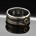 Anello vintage in acciaio inossidabile con motivo piuma ed emblema dorato su nero - Bicolore Oro Nero Olio