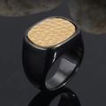 Detail eines Siegelrings für Herren aus Titanstahl mit schwarzem Finish und Hammerschlag - Schwarz und Gold