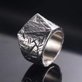 Bague vintage en acier inoxydable au fini argent oxydé avec texture de roche rustique - US 7 / Couleur Antique