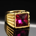 Anello da uomo in acciaio al titanio dorato con una grande gemma rosso rubino quadrata - Base Oro Pietra Rosa Rossa