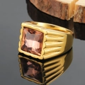 Macro di anello da uomo in titanio dorato con gemma quadrata ambrata e fascia con scanalature - US 7 / Pietra Champagne Oro