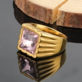 Dettaglio della pietra quadrata rosa su anello in acciaio al titanio dorato con texture - Oro Rosa